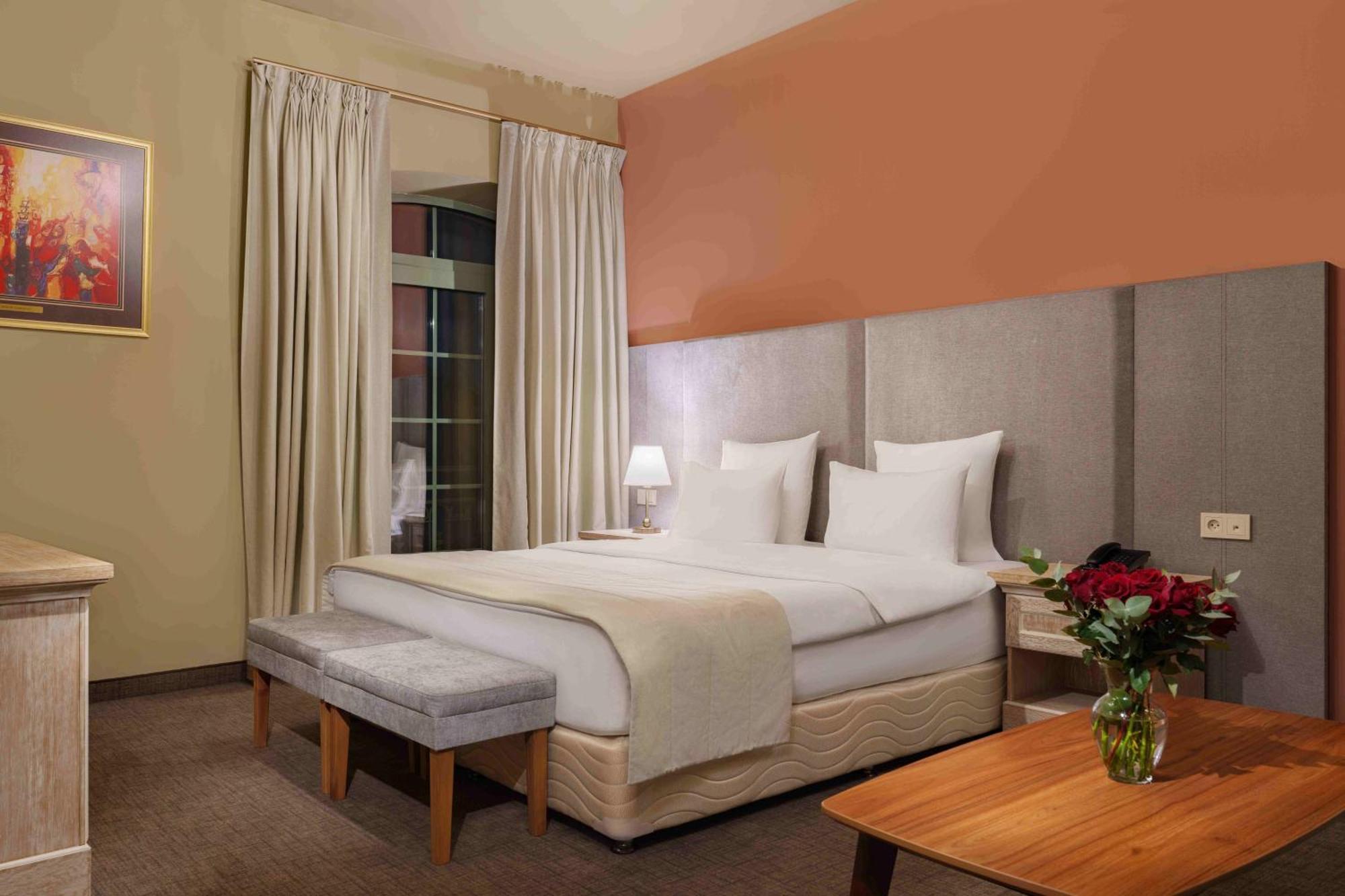 Grand Hotel Gyumri By Apricot Hotels Bagian luar foto